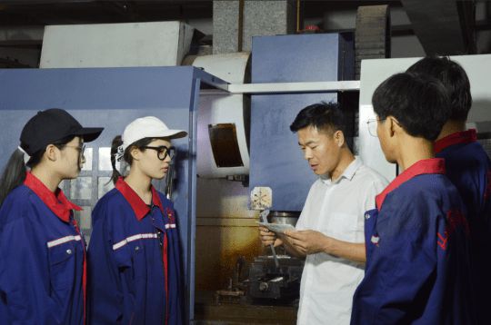 山东蓝翔技师学院：培养数控人才的摇篮(图1)