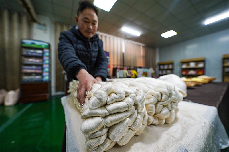 冰天雪地生产忙——赫章县野马川镇工业园区开云网站 Kaiyun生产见闻(图3)